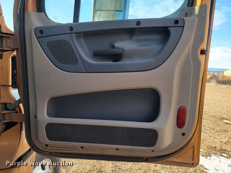 image for item LL9760 2015 Freightliner Cascadia semi truck