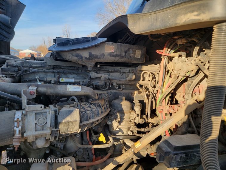 image for item LL9760 2015 Freightliner Cascadia semi truck