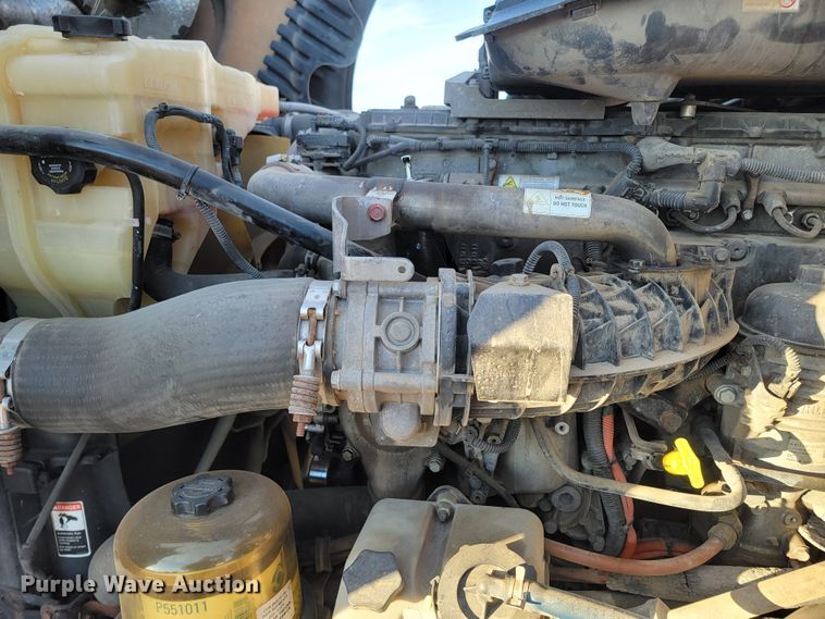 image for item LL9760 2015 Freightliner Cascadia semi truck