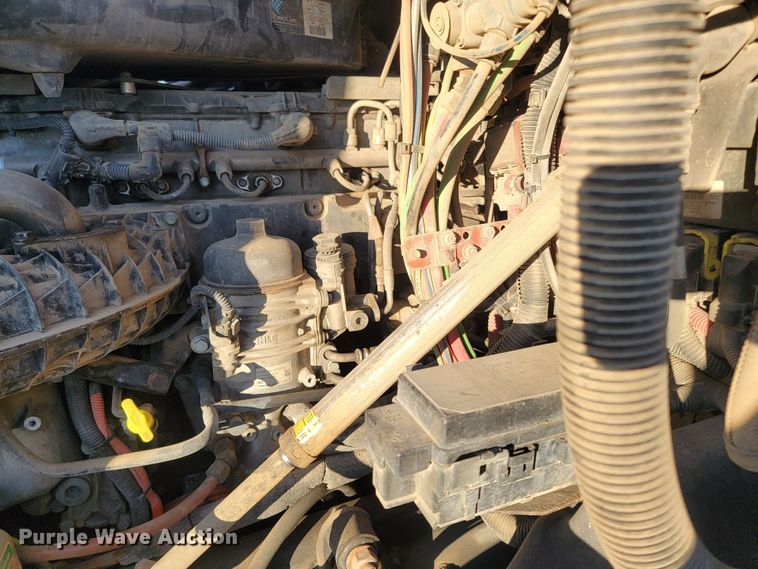 image for item LL9760 2015 Freightliner Cascadia semi truck