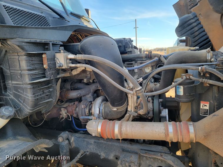 image for item LL9760 2015 Freightliner Cascadia semi truck