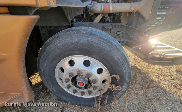 image for item LL9760 2015 Freightliner Cascadia semi truck