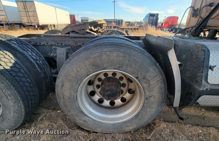 image for item LL9760 2015 Freightliner Cascadia semi truck