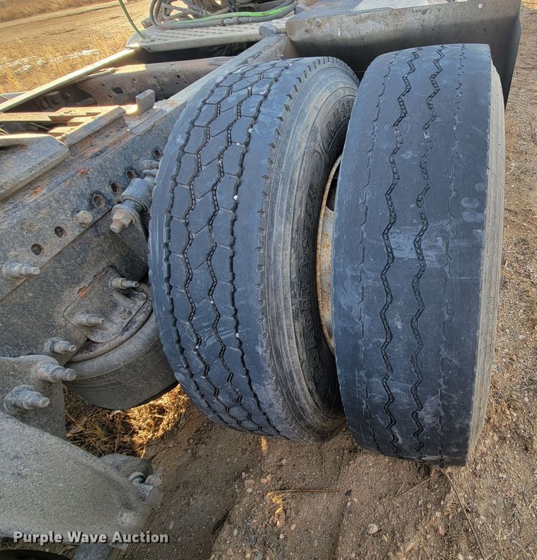 image for item LL9760 2015 Freightliner Cascadia semi truck