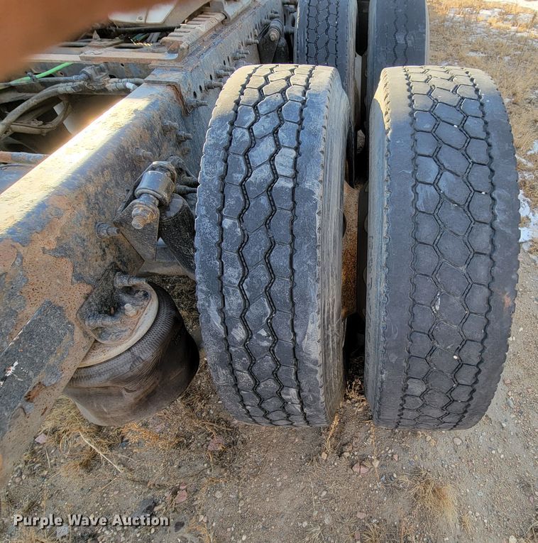 image for item LL9760 2015 Freightliner Cascadia semi truck