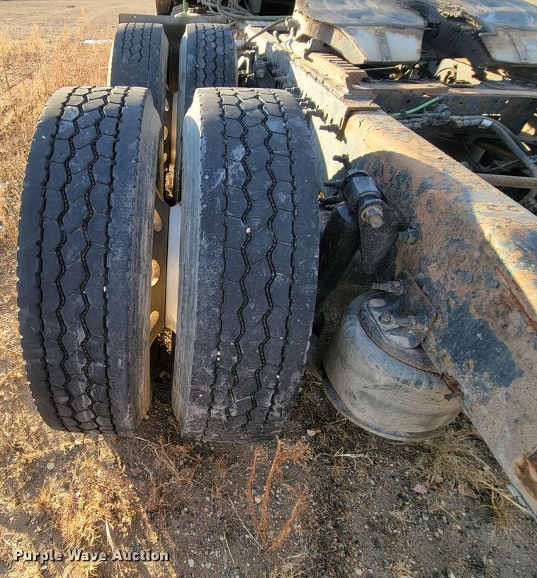 image for item LL9760 2015 Freightliner Cascadia semi truck