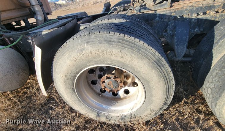 image for item LL9760 2015 Freightliner Cascadia semi truck