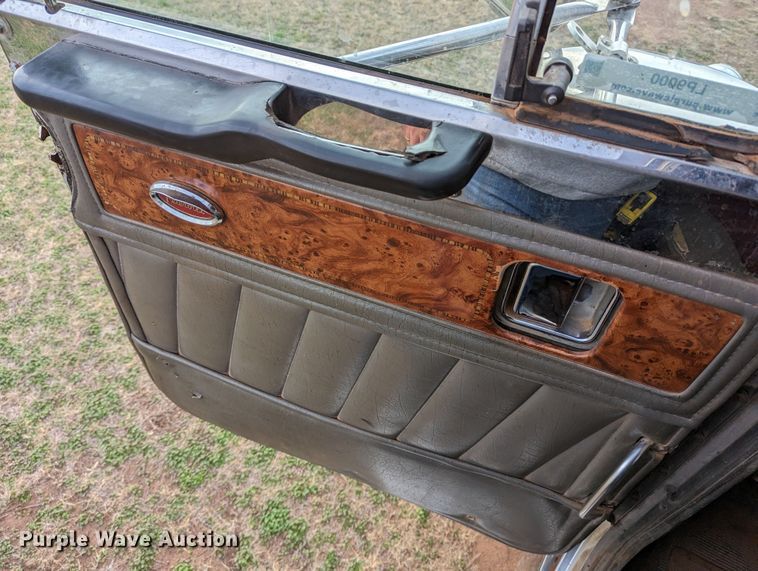 image for item LP9000 2001 Peterbilt 379  semi truck