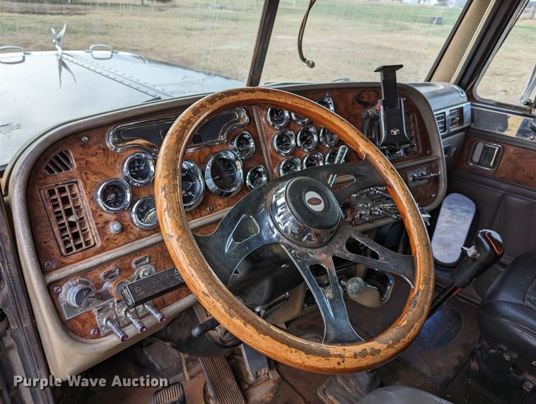 image for item LP9000 2001 Peterbilt 379  semi truck