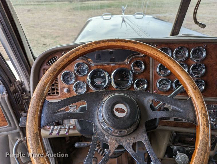 image for item LP9000 2001 Peterbilt 379  semi truck