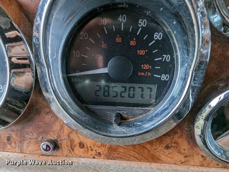 image for item LP9000 2001 Peterbilt 379  semi truck