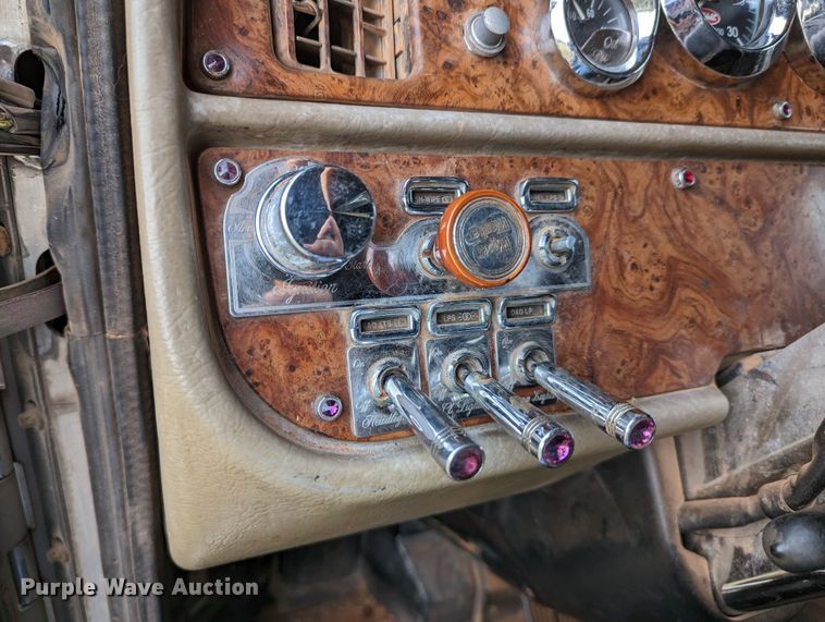 image for item LP9000 2001 Peterbilt 379  semi truck