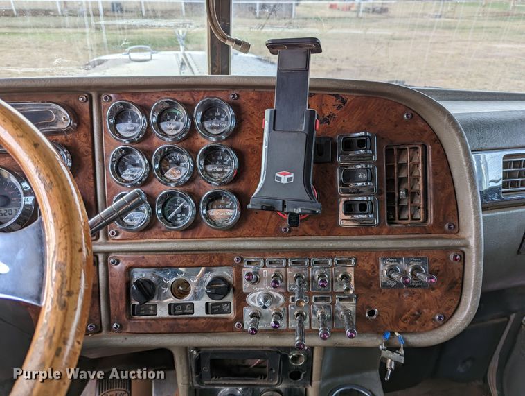 image for item LP9000 2001 Peterbilt 379  semi truck