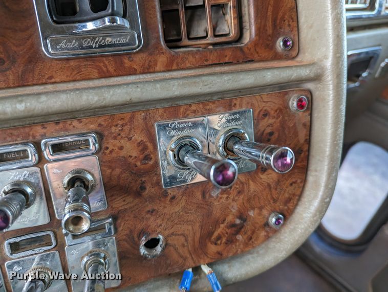 image for item LP9000 2001 Peterbilt 379  semi truck