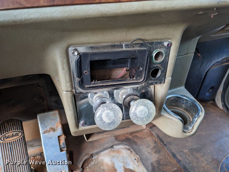 image for item LP9000 2001 Peterbilt 379  semi truck