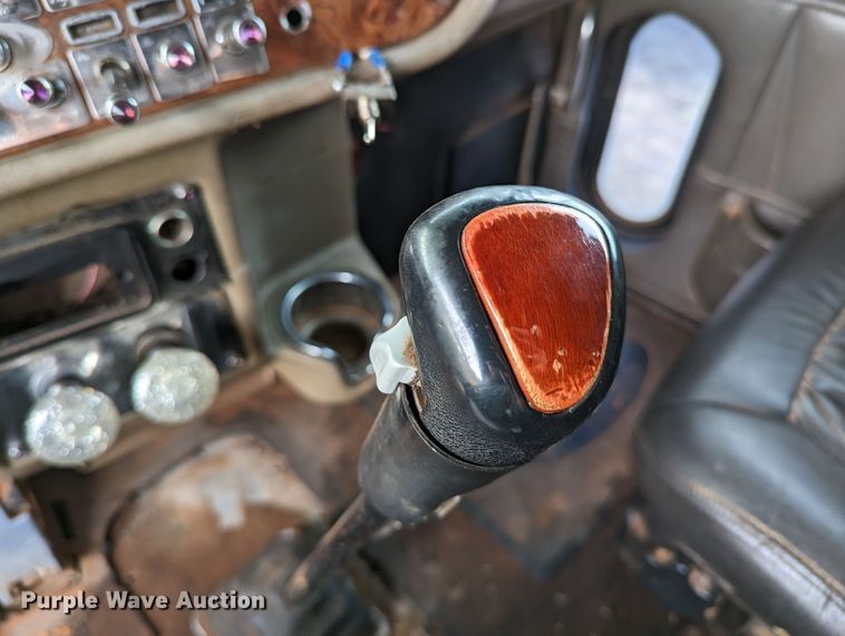 image for item LP9000 2001 Peterbilt 379  semi truck