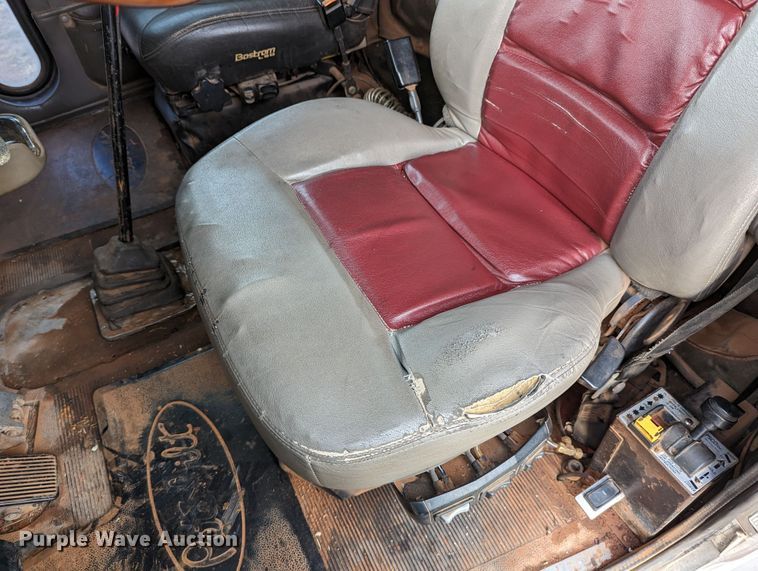 image for item LP9000 2001 Peterbilt 379  semi truck