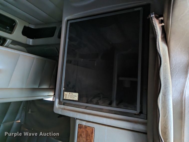 image for item LP9000 2001 Peterbilt 379  semi truck