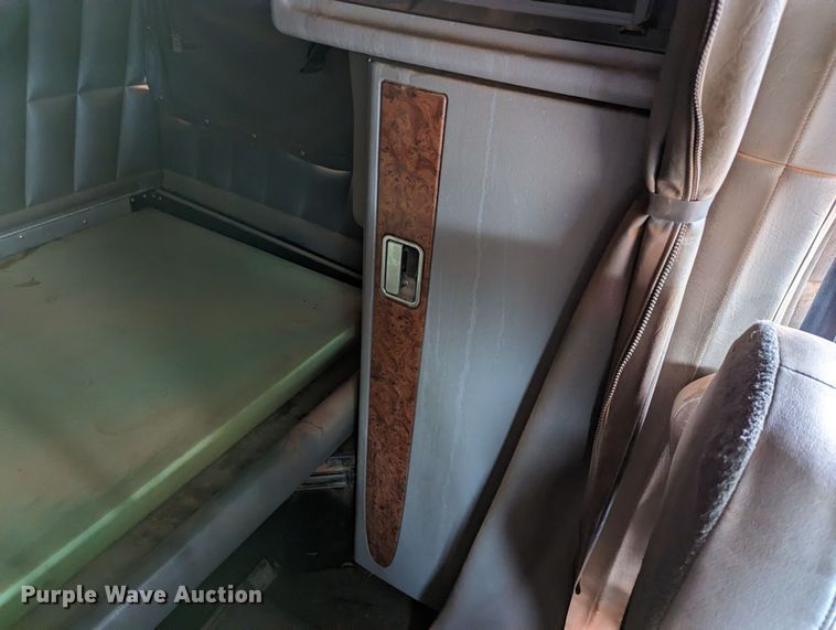 image for item LP9000 2001 Peterbilt 379  semi truck