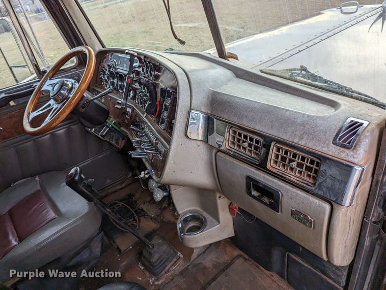 image for item LP9000 2001 Peterbilt 379  semi truck