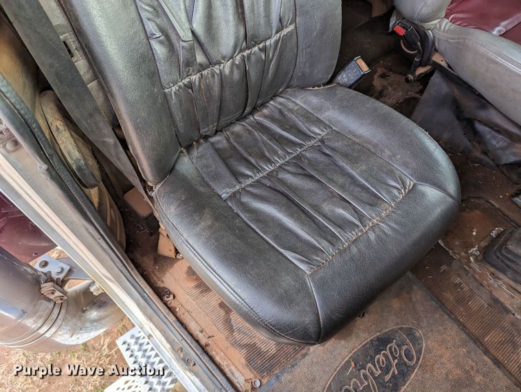 image for item LP9000 2001 Peterbilt 379  semi truck