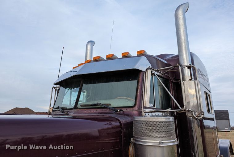 image for item LP9000 2001 Peterbilt 379  semi truck