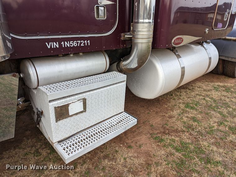 image for item LP9000 2001 Peterbilt 379  semi truck