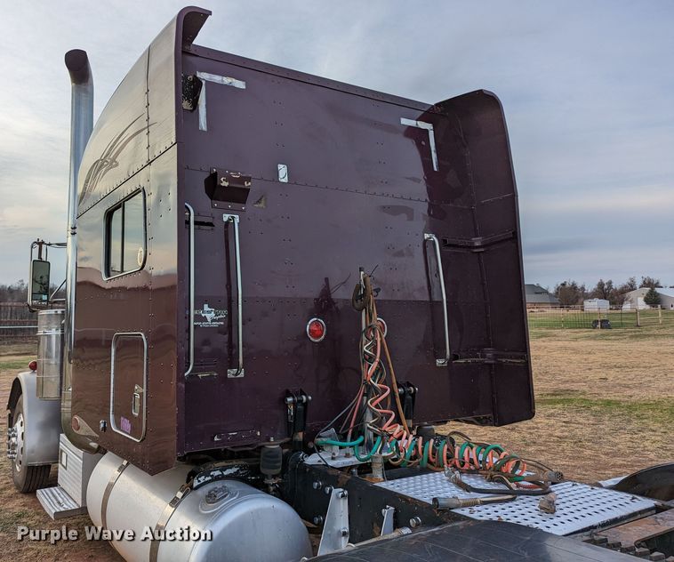 image for item LP9000 2001 Peterbilt 379  semi truck