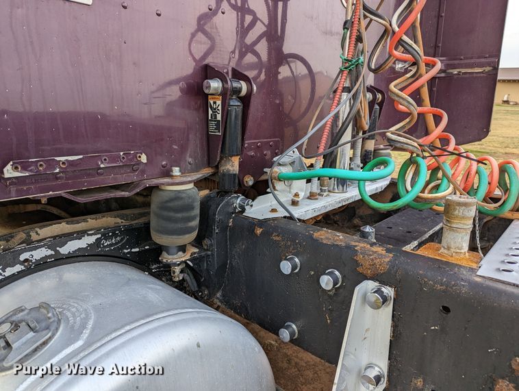 image for item LP9000 2001 Peterbilt 379  semi truck