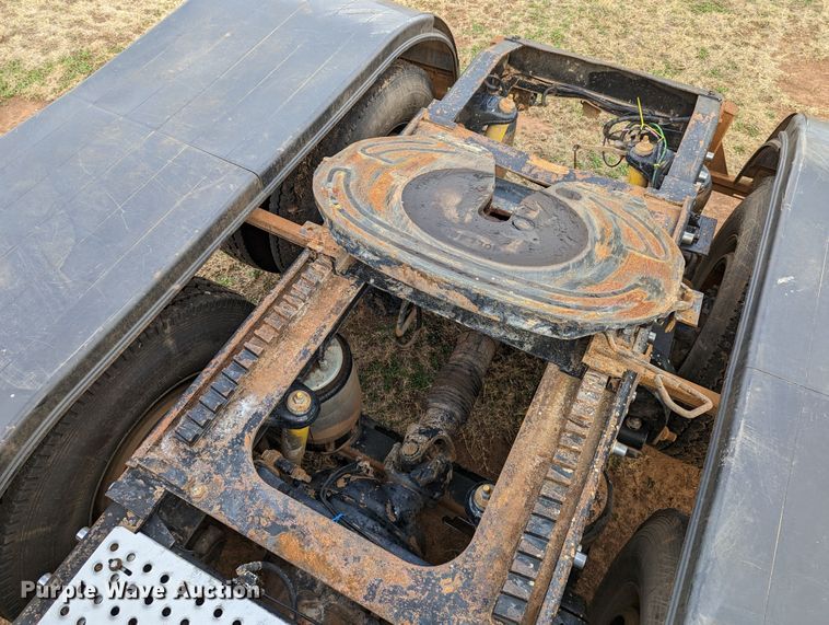 image for item LP9000 2001 Peterbilt 379  semi truck