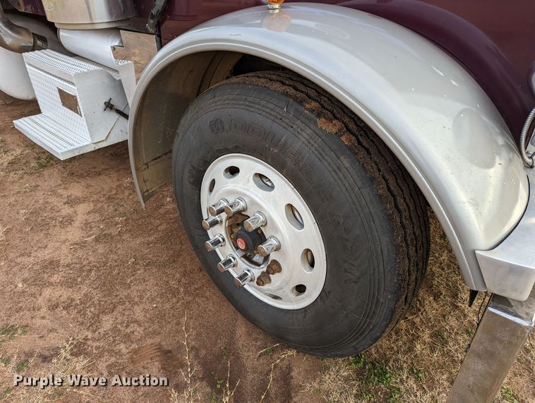 image for item LP9000 2001 Peterbilt 379  semi truck