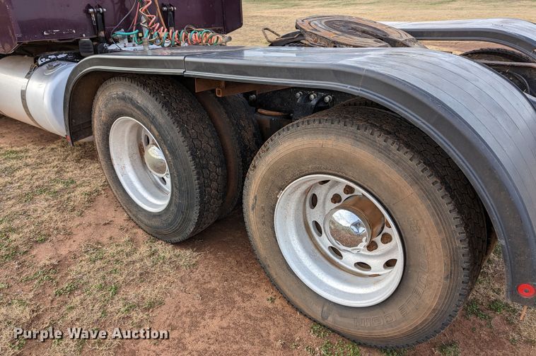 image for item LP9000 2001 Peterbilt 379  semi truck