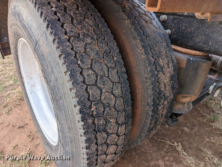 image for item LP9000 2001 Peterbilt 379  semi truck