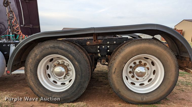 image for item LP9000 2001 Peterbilt 379  semi truck