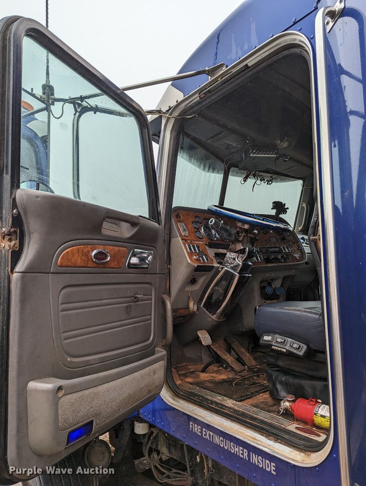 image for item LP9139 2008 Peterbilt 386  semi truck