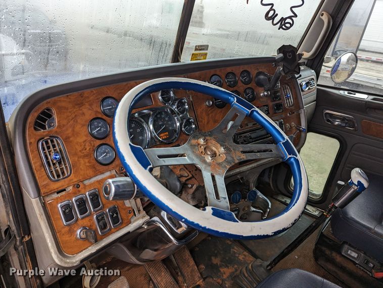 image for item LP9139 2008 Peterbilt 386  semi truck