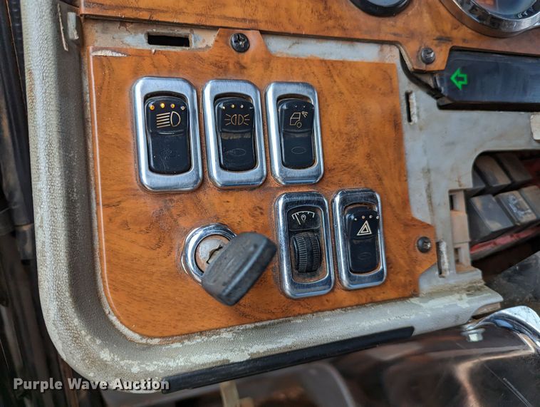 image for item LP9139 2008 Peterbilt 386  semi truck