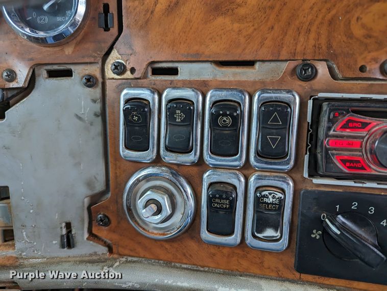 image for item LP9139 2008 Peterbilt 386  semi truck