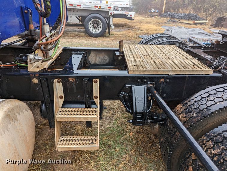 image for item LP9139 2008 Peterbilt 386  semi truck