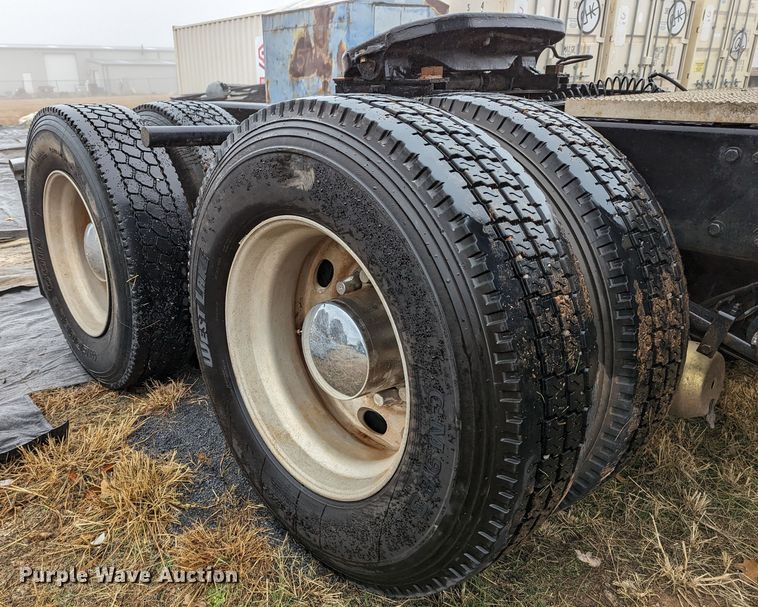 image for item LP9139 2008 Peterbilt 386  semi truck