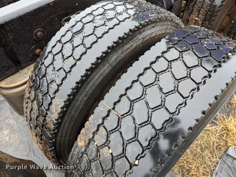 image for item LP9139 2008 Peterbilt 386  semi truck