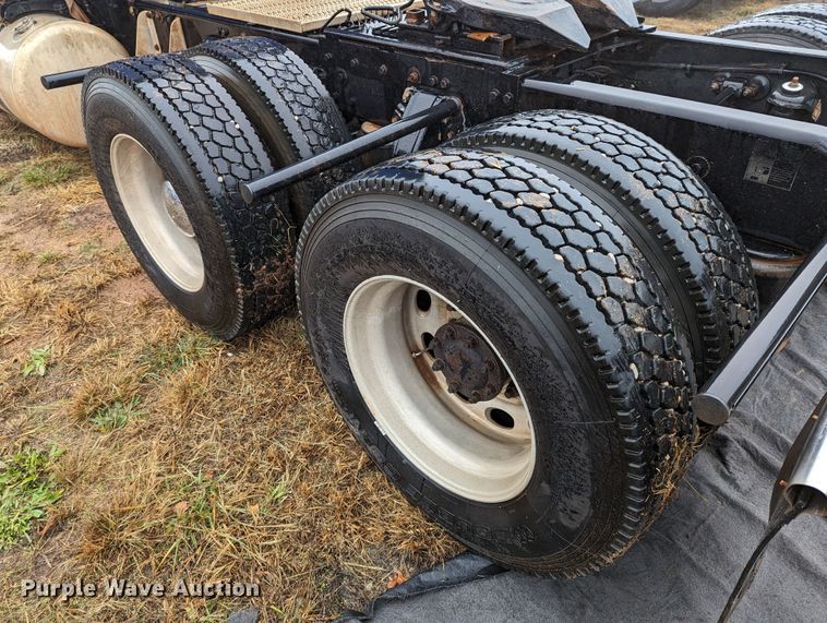 image for item LP9139 2008 Peterbilt 386  semi truck