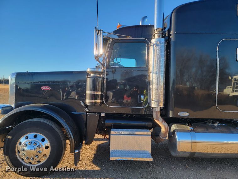 image for item ME9559 2008 Peterbilt 388 semi truck