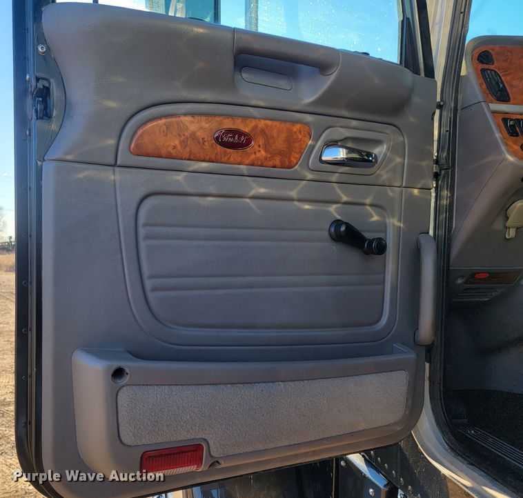 image for item ME9559 2008 Peterbilt 388 semi truck