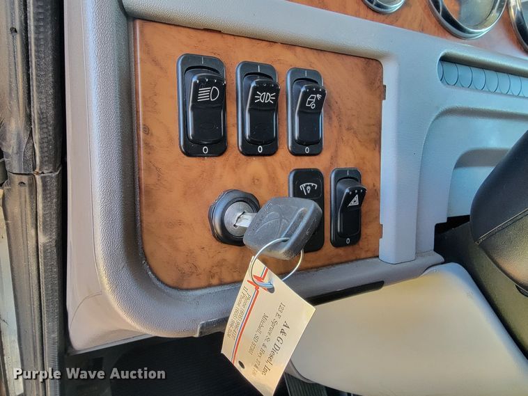 image for item ME9559 2008 Peterbilt 388 semi truck