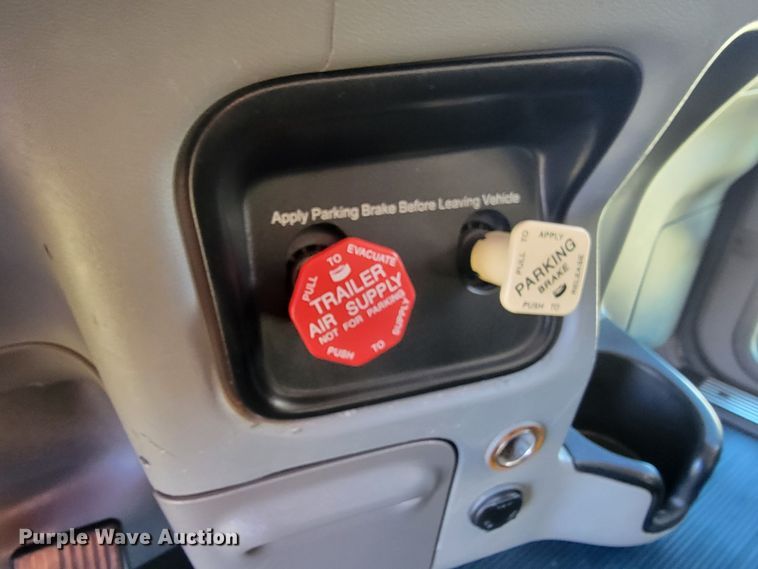 image for item ME9559 2008 Peterbilt 388 semi truck