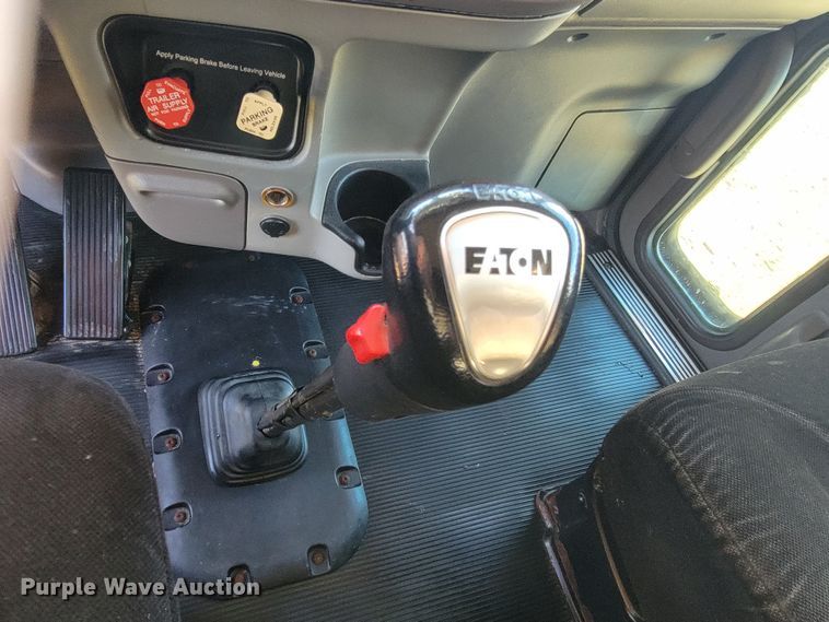 image for item ME9559 2008 Peterbilt 388 semi truck