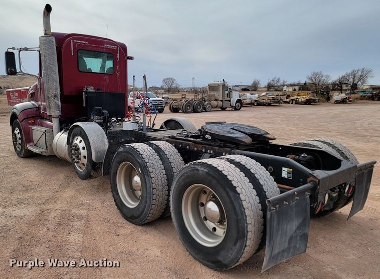 image for item ME9624 2011 Peterbilt 386 semi truck