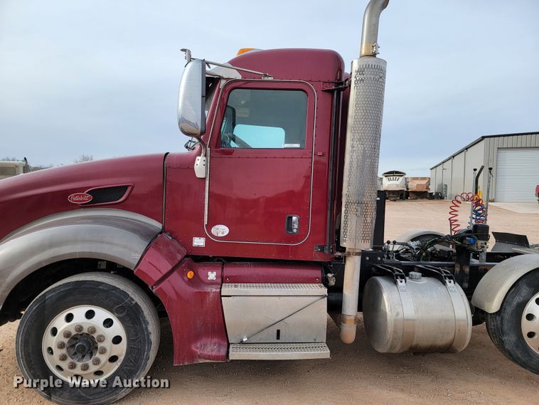 image for item ME9624 2011 Peterbilt 386 semi truck