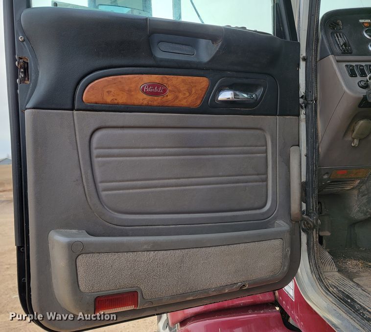 image for item ME9624 2011 Peterbilt 386 semi truck